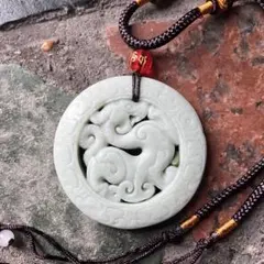 空色翡翠　ドラゴンの透かし彫りの護符のペンダントのサムネイル