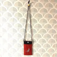 ハンドメイド ジーンズ他リメイクR赤地銀猫の刺繍入りスマホショルダーバッグ