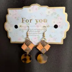 ブラウンとオレンジの編み込みパーツピアス