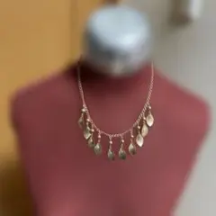 葉モチーフの金色ネックレス