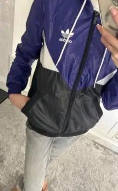 アディダス オリジナルスadidasナイロン製のウィンドブレーカー