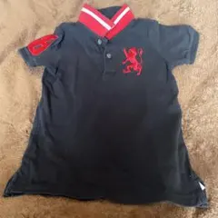 黒いポロシャツ 赤い襟 番号8刺繍