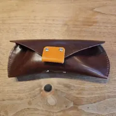 本革　手縫いのメガネケース