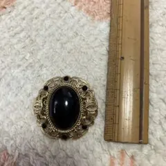 装飾的な黒い金属ブローチ