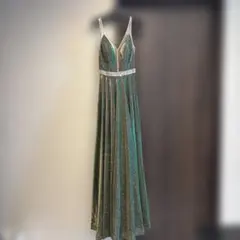 ビジュー付き緑色ロングドレス