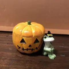 コポーカエル　ハロウィン準備　かぼちゃに寄り添って。