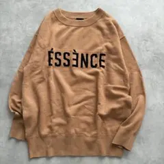 美品 スピックアンドスパン ESSENCEロゴニット キャメル クリーネック