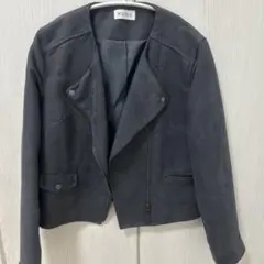 PLSTのノーカラーライダースジャケット