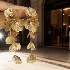 美品　花モチーフ ゴールドピアス