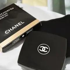 CHANEL ブラック スクエアミラーカバー付き