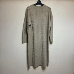 ベージュ ケーブル編み 長袖ニットワンピース