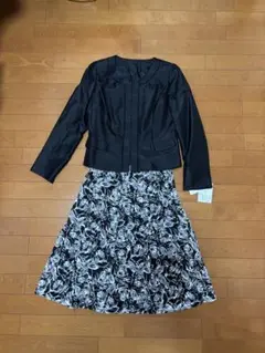 セレモニースーツ　ブラックジャケットとフラワースカートのスカートスーツ　9号