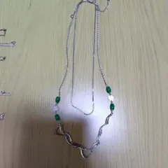 緑のビーズと波形デザインのネックレス