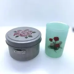 昭和レトロ 薔薇柄 アルミ製保存容器 プラスチック製コップ アンティークのサムネイル