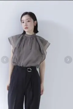 ナチュラルビューティーベーシック　シアーフレアスリーブブラウス