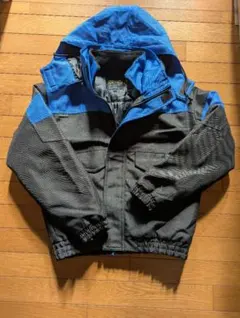 黒と青のフード付きナイロンジャケット