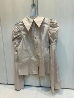 ベージュ パフスリーブ シャツ