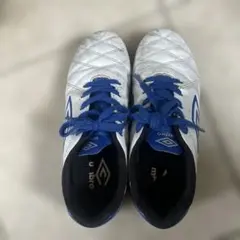 Umbro フットサルシューズ ホワイト/ブルー/レッ21.5 男の子　小学生