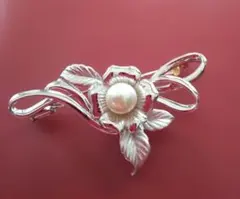 パール 花モチーフ ブローチ シルバーカラー