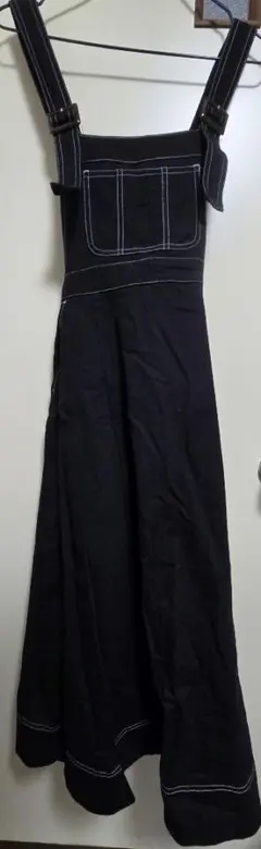 黒いストラップサロペットのサムネイル