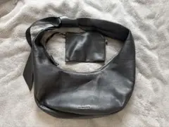 CHARLES & KEITH ノットカーブホーボーバッグのサムネイル