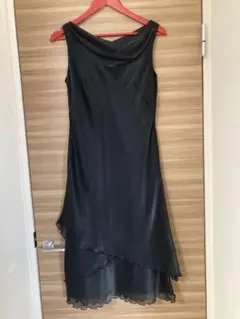 フォーマルワンピース　黒　膝下ワンピース