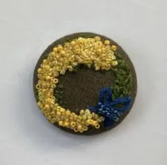 手刺しゅうブローチ　ミモザリース