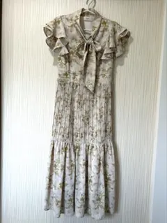 ボウタイりぼんプリーツ切替フラワープリント令嬢ワンピース