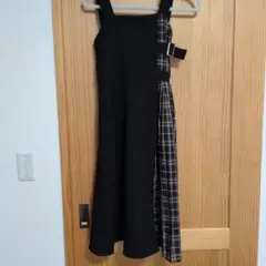 ストラップ付きブラックワンピース