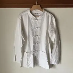 白い長袖シャツ　チャイナシャツ
