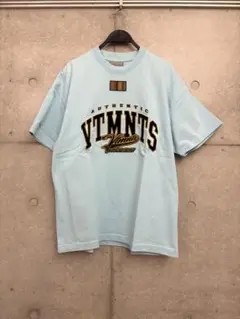 VETEMENTS 刺繍ロゴ Tシャツ ライトブルー XSサイズ ヴェトモンのサムネイル