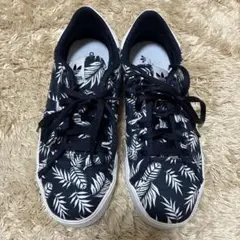 adidas 葉柄プリント スニーカー ネイビー/ホワイト