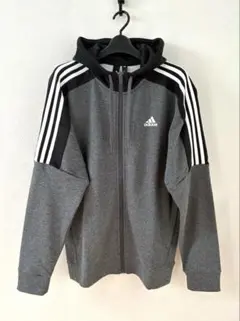 新品　adidas メンズ パーカー　グレー　裏起毛　定価：10989円　半額