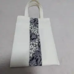 ☆リバティ生地☆トートバッグ☆花柄☆ブラック×ホワイト☆のサムネイル