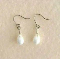 ♥️5×7ミリのホワイトパールのチェコドロップシンプルピアス♪　ハンドメイド