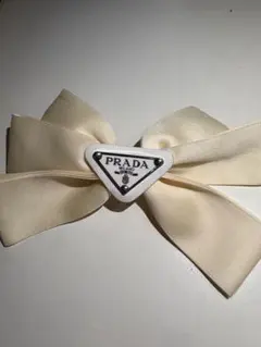 PRADA アイボリー リボン ヘアクリップ