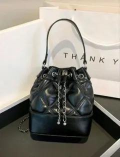 バケットバッグ　チェーンストラップ付き　ショルダーバッグ