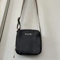 Tommy Hilfiger ブラックショルダーバッグ