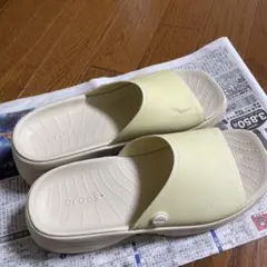 crocs サンダル 厚底 アイボリー W7 スライドのサムネイル