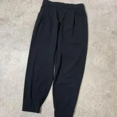 イーハイフンワールドギャラリー 黒 プリーツ テーパードパンツ カジュアルパンツ