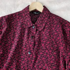 日本製　レトロなシャツ　赤と黒の花柄　長袖シャツ　ボタンかわいい　丸襟