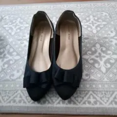 リボン付きネイビー中ヒールパンプス