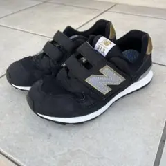 New Balance 313 ブラック/ゴールド キッズスニーカー