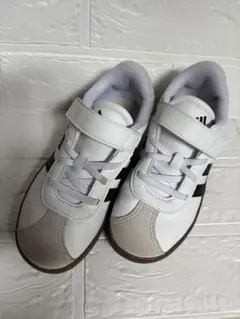 １９　adidas キッズシューズ ホワイト/ブラック ベルクロ
