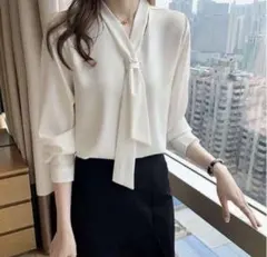 ブラウス白