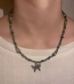 蝶のチャーム付きビーズネックレス