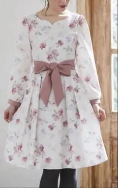 トッコ　ウエストりぼん付きハートネックフラワープリントワンピース