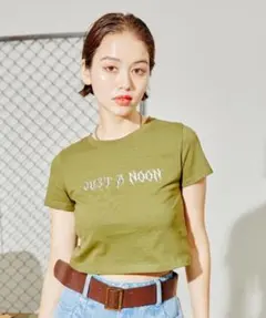 JUST A NOON メタリックロゴプリント 半袖Tシャツ カーキ 中町綾