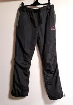 黒いジャージパンツ