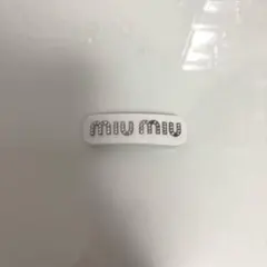 O*n様 【訳あり】miu miu ヘアクリップ ホワイト ゴールド - メルカリ